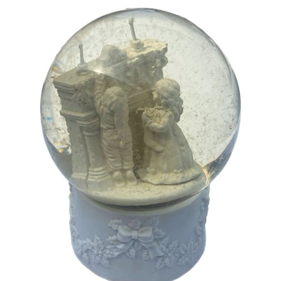 Snow Globe Dept. 56 Music Christmas Themed "Deck the Halls" Vintage - Picture 4 of 12